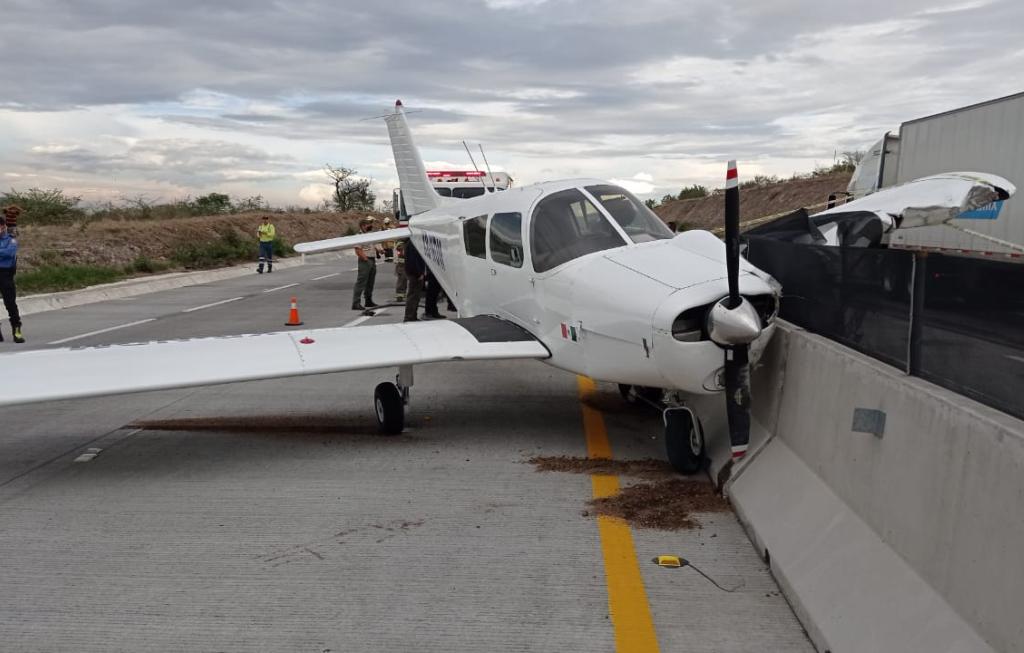 Avioneta Aterriza De Emergencia Sobre Macrolibramiento En Tlajomulco