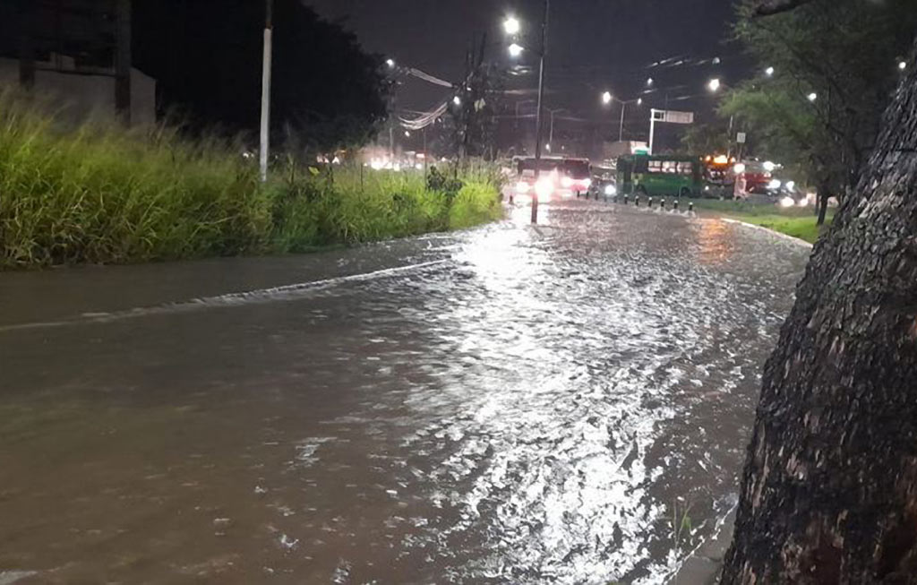 Nuevamente la lluvia mañanera desquicia vialidades en distintos puntos