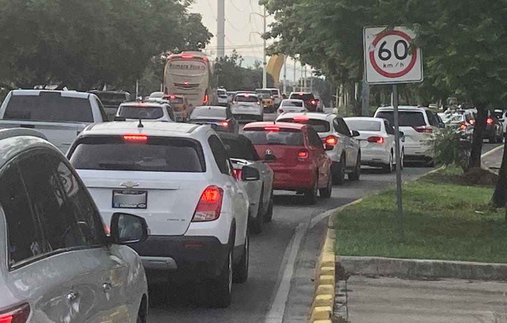 Choque y auto descompuesto colapsan la vialidad en avenida Lázaro