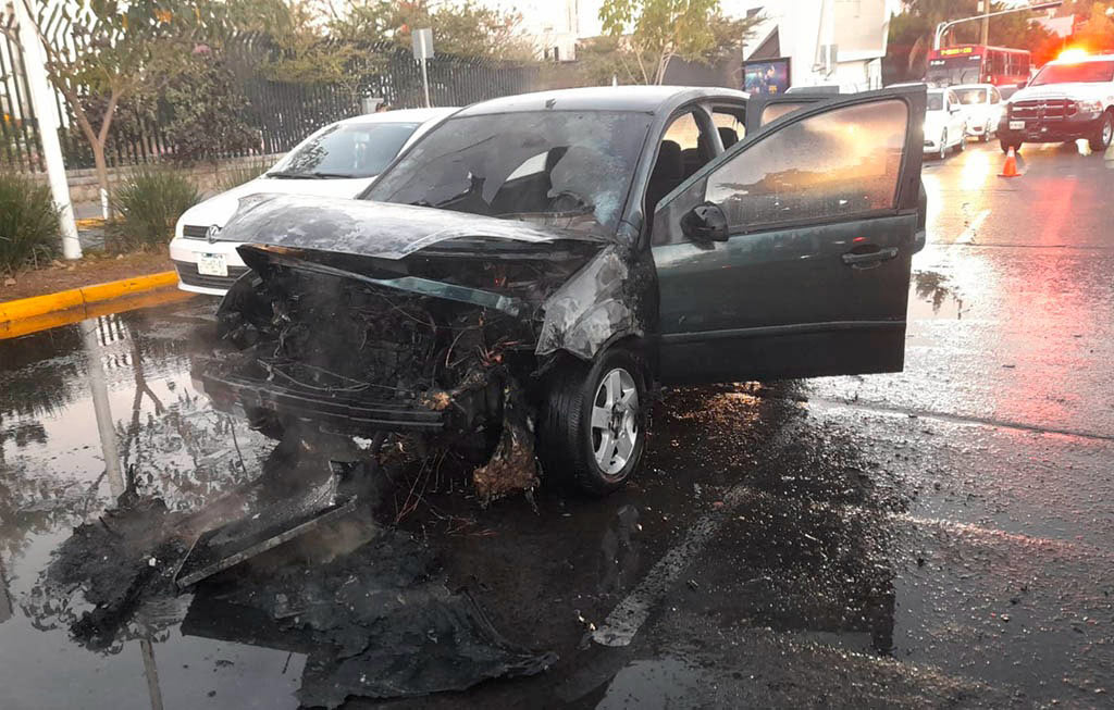 Se incendia un vehículo frente a Plaza Patria Notisistema