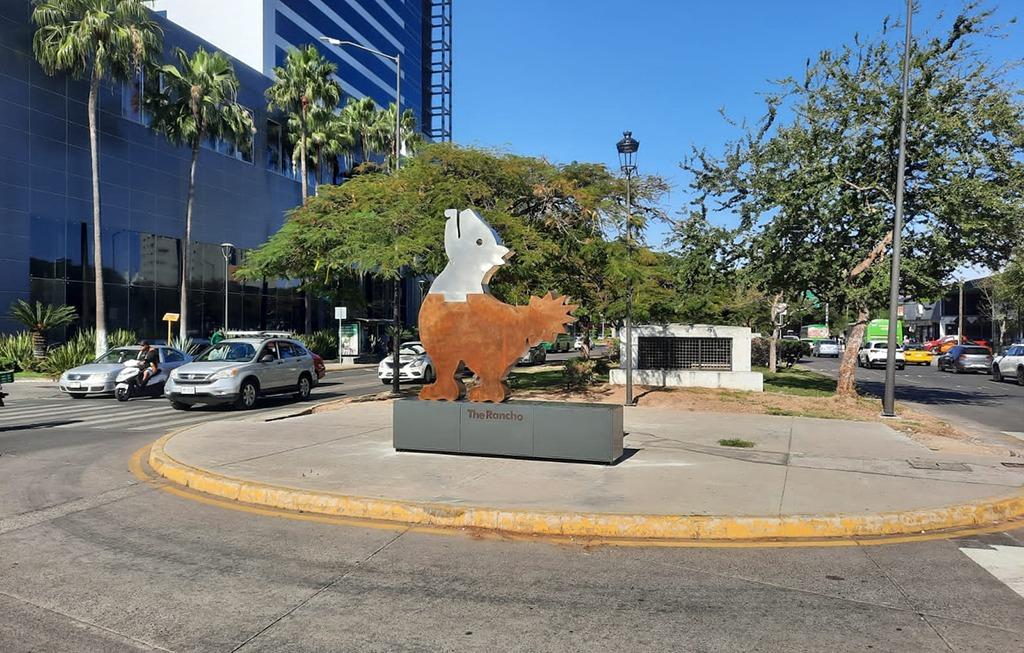 Regresan escultura rehabilitada a cruce de López Mateos y Lázaro