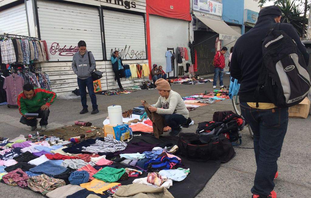 Sin permisos y sobre la banqueta laboran comerciantes del tianguis de la  ropa | Notisistema