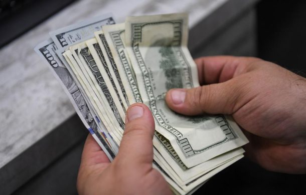 Dólar inicia la semana en 16.92 pesos