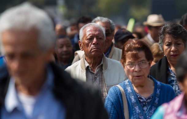 Entregan pensiones con aguinaldos a los adultos mayores