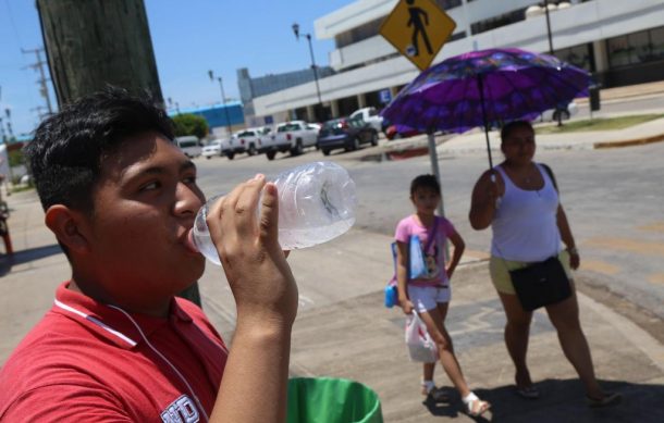 Afecta a 14 estados la primera ola de calor del año en México