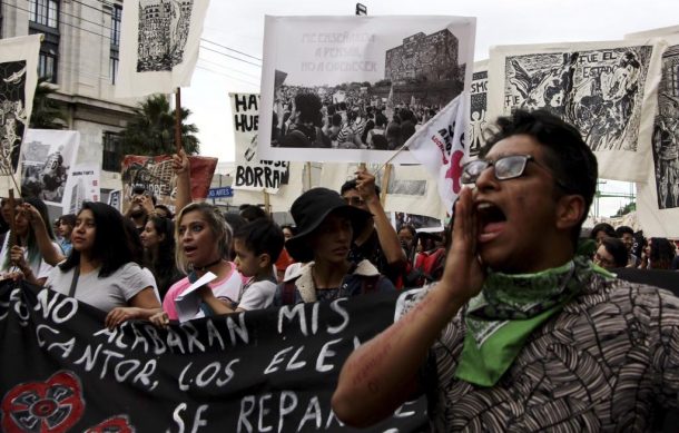 Con marcha, conmemoran 55 años de la matanza de Tlatelolco