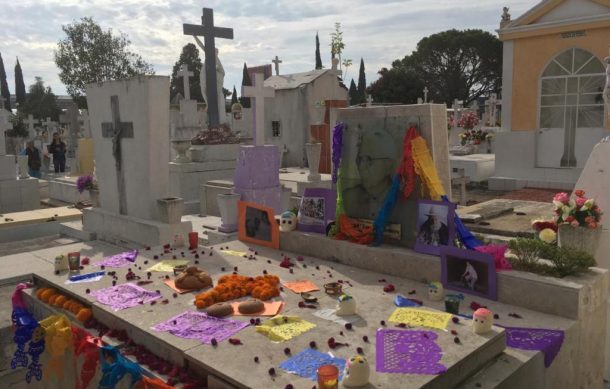 Día de Muertos reúne a 500 mil de personas en cementerios de ZMG