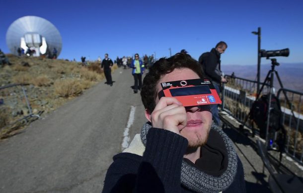 Recomiendan ver el eclipse sólo con la protección adecuada