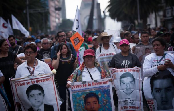 Inicia marcha en CDMX por décimo aniversario de caso Ayotzinapa