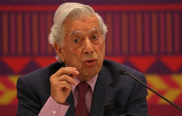 Dan de alta de Vargas Llosa tras ser hospitalizado por Covid-19