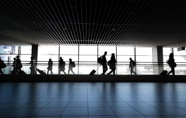 Continúa caos en aeropuertos del mundo por falla cibernética