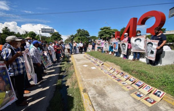 Hay demasiados intereses que impiden conocer la verdad sobre el caso Ayotzinapa: AMLO