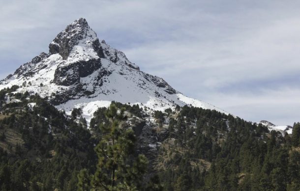 Rescatan a tres personas del Nevado de Colima