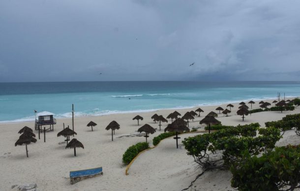 Habitantes de Quintana Roo se preparan para recibir a “Beryl”