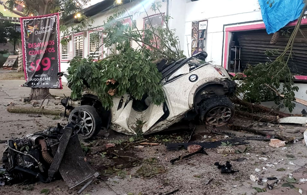 Auto chocó contra árbol y negocio de comida en López Mateos, hubo dos  heridos | Notisistema