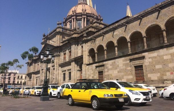 Lanzarán programa de apoyo para renovación de taxis Tsuru