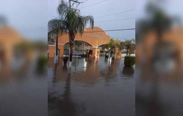 Lluvia provoca que se inunde el fraccionamiento Jardines del Edén |  Notisistema