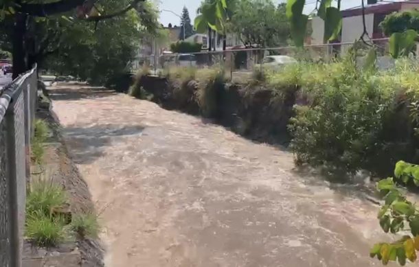 Está a tope el canal pluvial de avenida Patria