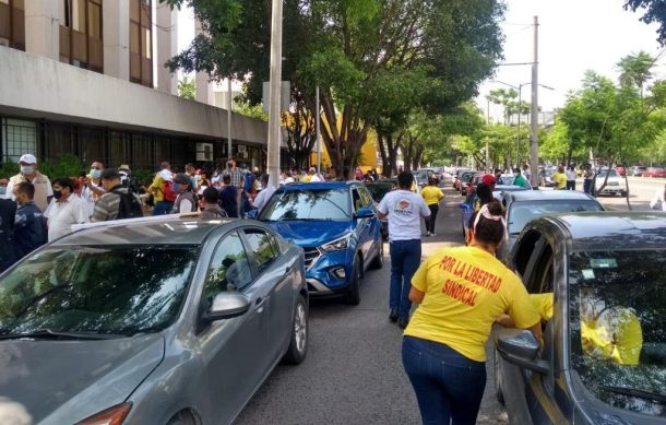 Trabajadores del Estado realizan caravana en apoyo a reformas en Ipejal