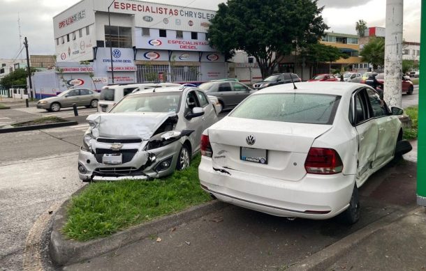 Llovizna y piso mojado provocan varios choques en la ciudad