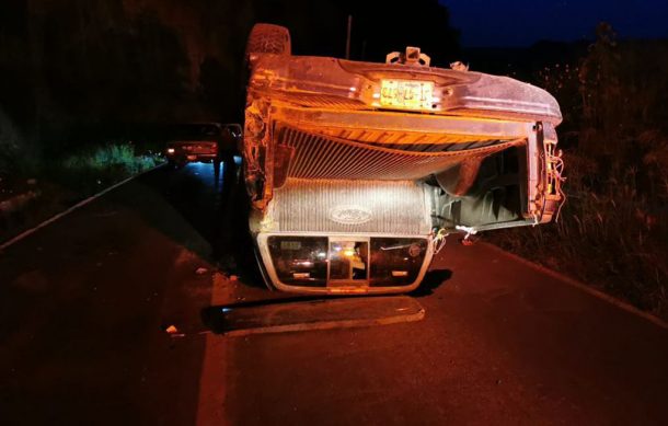 Fallece hombre al volcar su camioneta