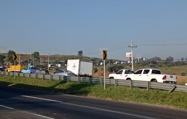 Cumple diez horas el colapso vial en la salida sur de ZMG