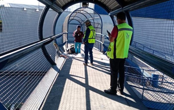 Retiran indigentes de puente peatonal en Jardines del Bosque