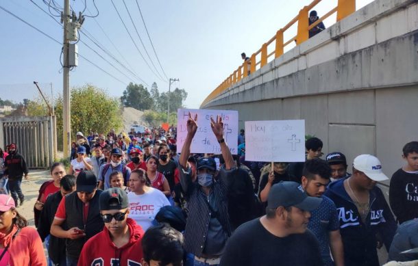 Se manifiestan pepenadores de Los Laureles por cierre de vertedero