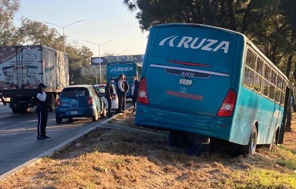 Accidente colapsa la vialidad en Periférico y 5 de Mayo