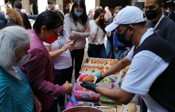 Buscan cientos llevarse una torta ahogada gratis en Guadalajara