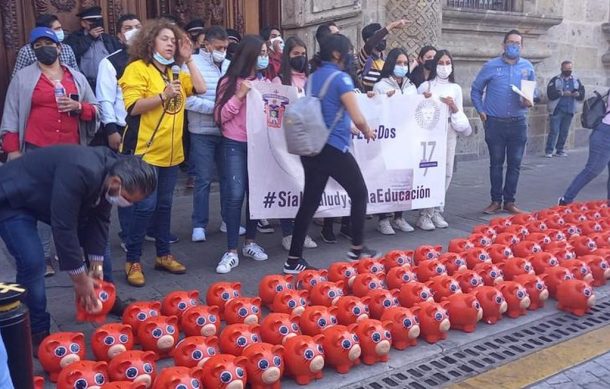 Estudiantes de Prepa 17 se manifiestan en Palacio de Gobierno