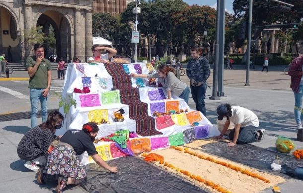 Instalan altar por la muerte de árboles en el Centro tapatío