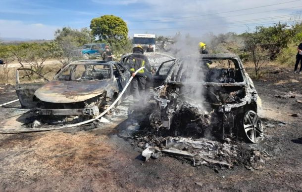 Localizan en Zapopan tres vehículos incendiados con casquillos en su interior