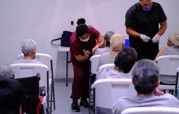 Vacunan contra influenza a residentes de Casa Hogar para personas en situación de calle