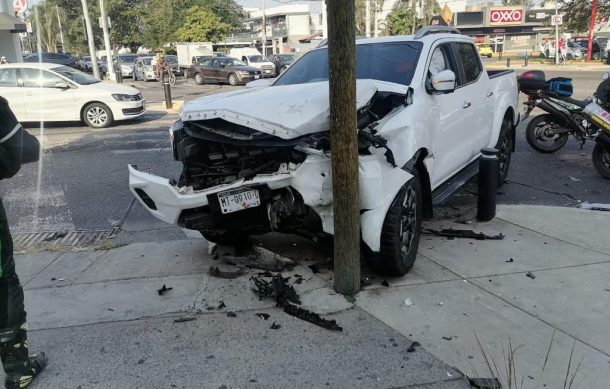 Fuerte choque en Zapopan deja dos lesionados