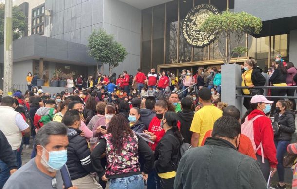 Trabajadores municipales de Guadalajara se manifiestan en FGR