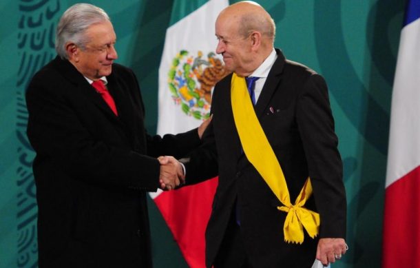 Entregan condecoración del Águila Azteca a Ministro francés