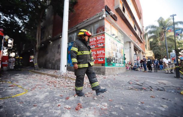 Se desprende parte de una fachada en Guadalajara