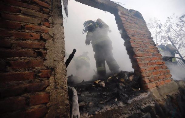 Dan apoyos a damnificados en incendio en Lomas del Paraíso