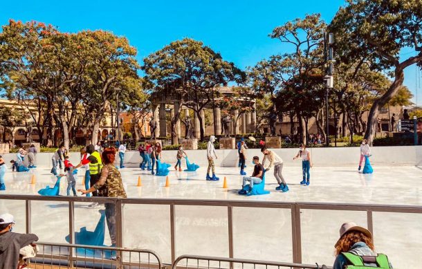 Los papás también acuden a la pista de patinaje del Centro de la ciudad