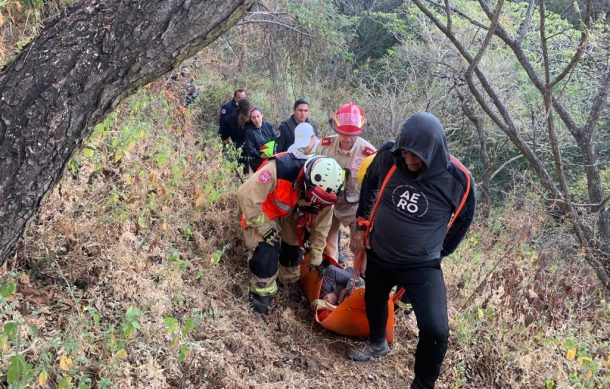 Rescatan a senderista que sufrió accidente en un barranco