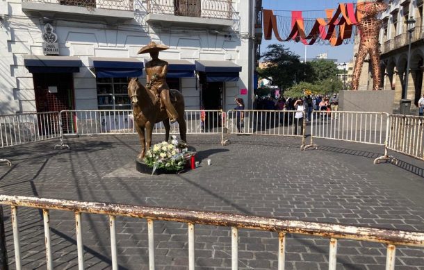 Fanáticos visitan la estatua de Vicente Fernández en San Juan de Dios