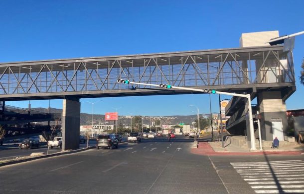 Reinstalan semáforos tapados por un puente en Periférico