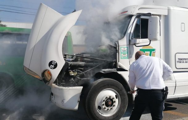 Percance de tráiler complica la vialidad en Periférico Sur