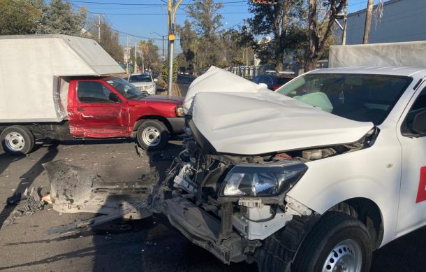 Choque frontal sobre Camino al Iteso causa problemas viales