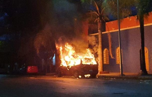 Camioneta es consumida por el fuego al oriente de la ciudad