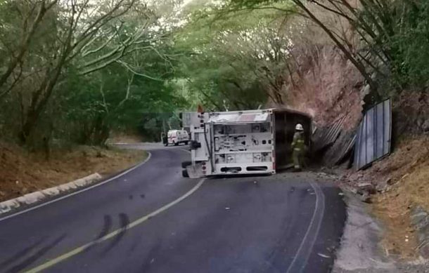 Volcadura de contedor de gas cierra la carretera a Puerto Vallarta