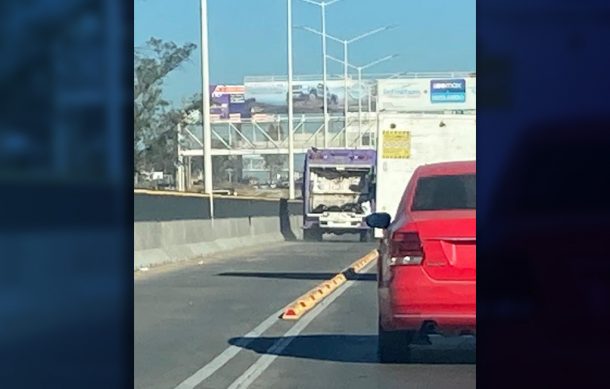 Pese a bolardos, invaden el carril confinado del Peribús para acortar camino