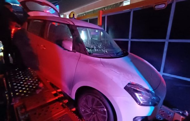 Trabajador terminó prensado cuando acomodaba un coche dentro de un tráiler madrina