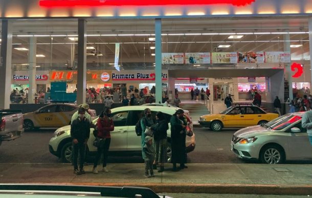 Viajeros saturan carreteras y la Central Camionera al terminar las vacaciones